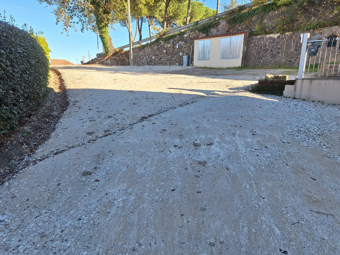 Realizzazione e sistemazione di piazzale in stabilizzato naturale, con preparazione del fondo, livellamento, stesa del materiale e compattazione finale.  Lo stabilizzato naturale permette di ottenere una superficie solida, regolare e ben drenante, adatta al transito dei mezzi e all’utilizzo quotidiano, mantenendo un aspetto semplice e naturale.  Ideale per: piazzali aziendali, cortili, accessi carrabili, parcheggi, strade private, aree agricole e spazi di servizio.